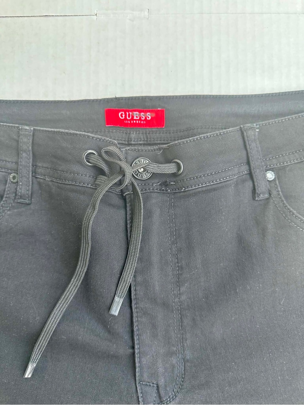 Guess Men’s Black Cuffed Flat Front Shorts with Drawstring SZ 40 - Picture 2 of 7